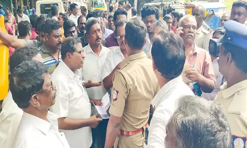 கடலூரில்  ஆக்கிரமிப்பு கடைகள் அகற்றம்: அதிகாரிகளிடம் வியாபாரிகள் வாக்குவாதம்