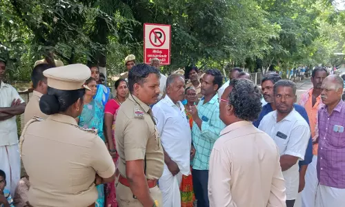 போக்சோவில் கைது செய்யப்பட்ட ஆசிரியருக்கு ஆதரவாக கலெக்டர் அலுவலகத்தை முற்றுகையிட்ட பெற்ேறார்