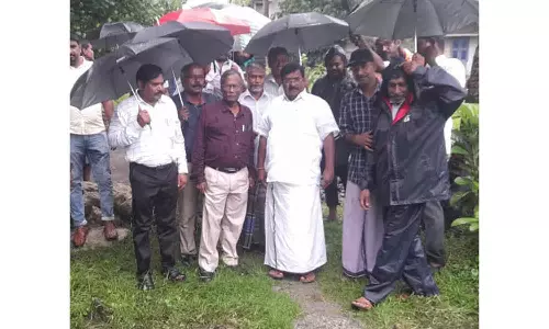 சுல்தான்பேட்டை தெப்லான் வாய்க்கால் ஆக்கிரமிப்புகளை அகற்றி தூர்வார வேண்டும்