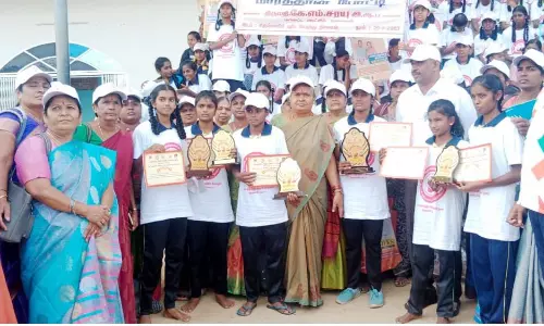 பெண் குழந்தைகள்  பாதுகாப்பு குறித்த விழிப்புணர்வு மாரத்தான் போட்டி