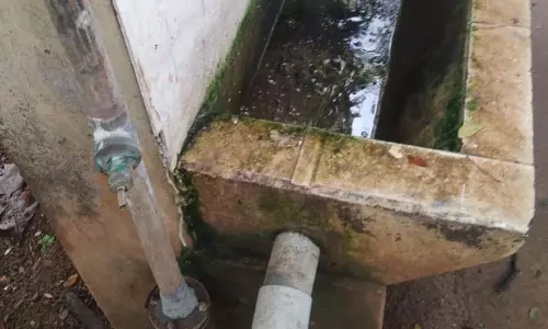 போதிய கழிப்பறை வசதியின்றி பள்ளி மாணவிகள் அவதி