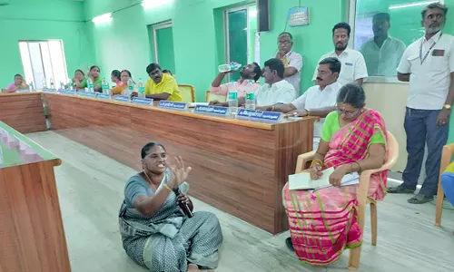 பெண் கவுன்சிலர் தர்ணா போராட்டம்