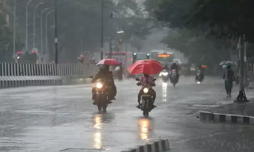 சென்னையில் பல்வேறு இடங்களில் வெளுத்து வாங்கும் கனமழை