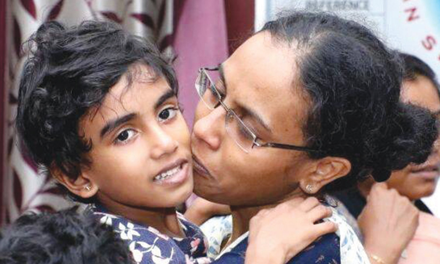 சிறுமி கடத்தல் விவகாரம்: தந்தையின் செல்போனை கைப்பற்றி போலீசார் விசாரணை