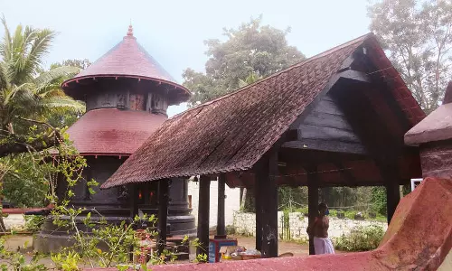 நாக பயம் அகற்றும் நிலக்கல் மகாதேவர்