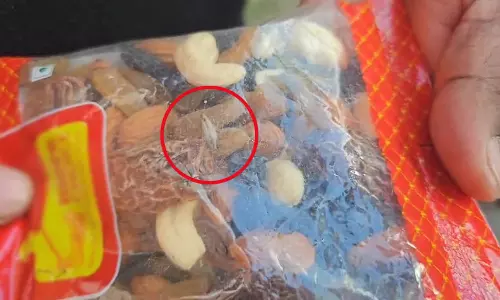 சூப்பர் மார்க்கெட்டில் வாங்கிய முந்திரி, பாதாம் பாக்கெட்டில் பூச்சி: வாடிக்கையாளர்கள் அதிர்ச்சி