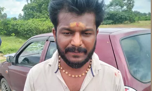 வேறு வாலிபரை காதலித்ததால் ஆத்திரம் மனைவியை காரை ஏற்றி கொல்ல முயன்ற கணவர் கைது