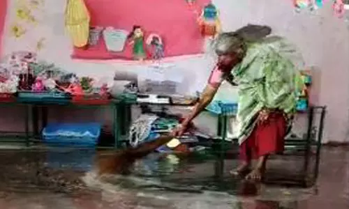 ஆலப்பாக்கம் அரசு பள்ளியின் வகுப்பறையில் ஒழுகும் மழைநீர்: மாணவர்கள் அவதி