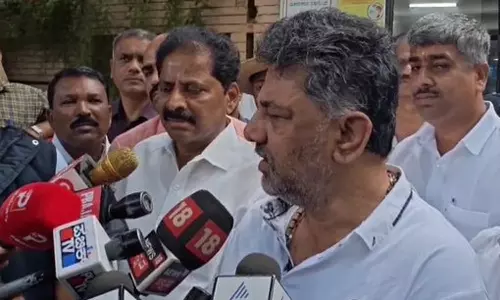 பள்ளிகளுக்கு வெடிகுண்டு மிரட்டல்: ஆய்வுசெய்ய வந்த துணை முதல் மந்திரி