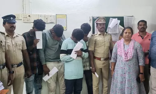 செயலி மூலம் வாலிபரை ஓரின சேர்க்கைக்கு அழைத்து நகை பறித்த 4 பேர் கைது