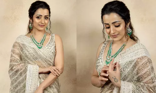 என்னை சாய்த்தாலே.. புடவையில் அசத்தும் திரிஷா