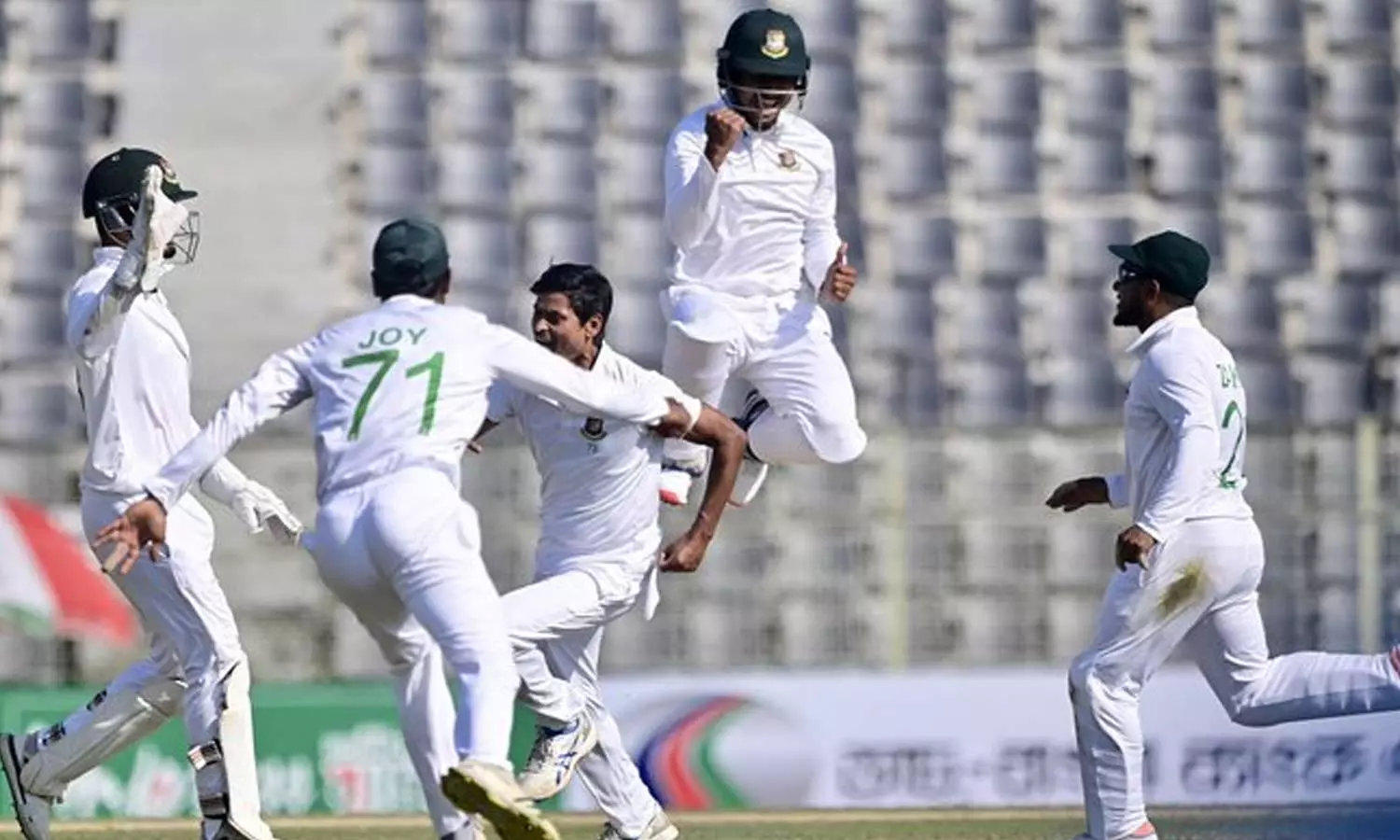 முதல் டெஸ்ட்: நியூசிலாந்தை வீழ்த்தி வரலாற்று சாதனை படைத்தது வங்காளதேசம் முதல் டெஸ்ட்: நியூசிலாந்தை வீழ்த்தி வரலாற்று சாதனை படைத்தது வங்காளதேசம்