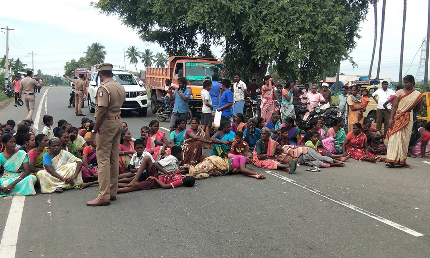 அம்மாபேட்டை அருகே அரசு மதுபான கடையை அகற்றக்கோரி பெண்கள் சாலை மறியல்