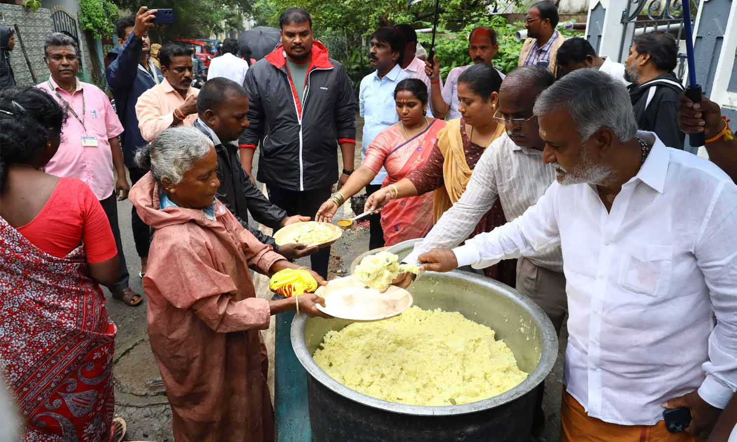 20 ஆயிரம் பேருக்கு உணவு பொட்டலம் வினியோகம்- நிவாரண முகாம்களில் 306 பேர் தங்க வைப்பு