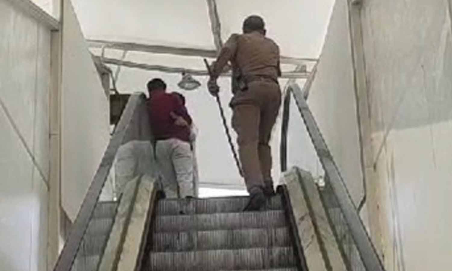 அத்துமீறிய காதல் ஜோடியால் பரபரப்பு: போலீசார் வருவது கூட தெரியாமல் முத்த மழை பொழிந்தனர்