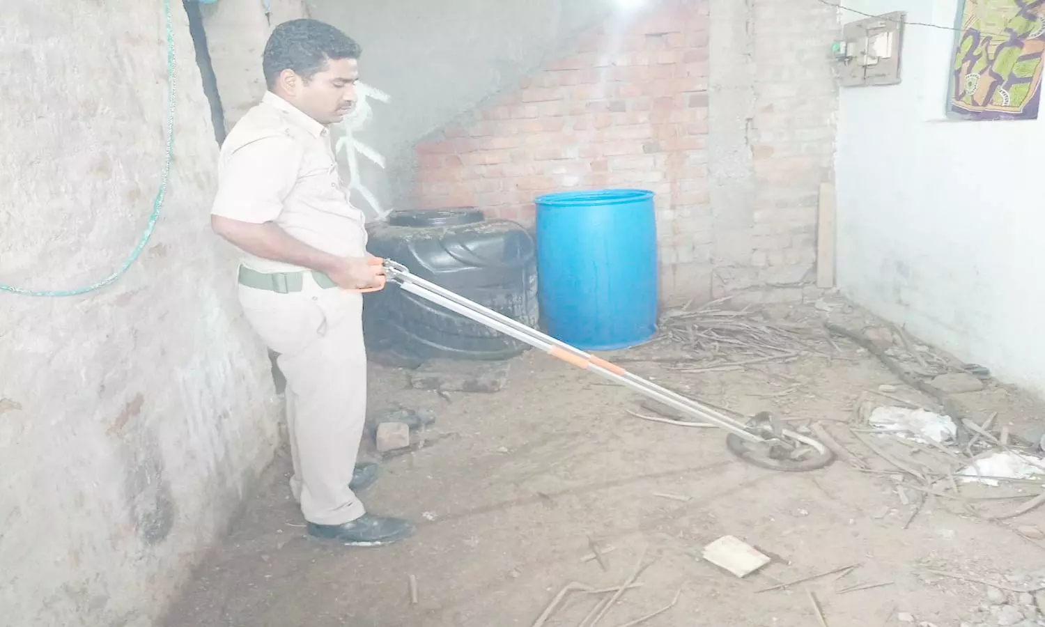 வீட்டிற்குள் புகுந்த சாரைபாம்பு