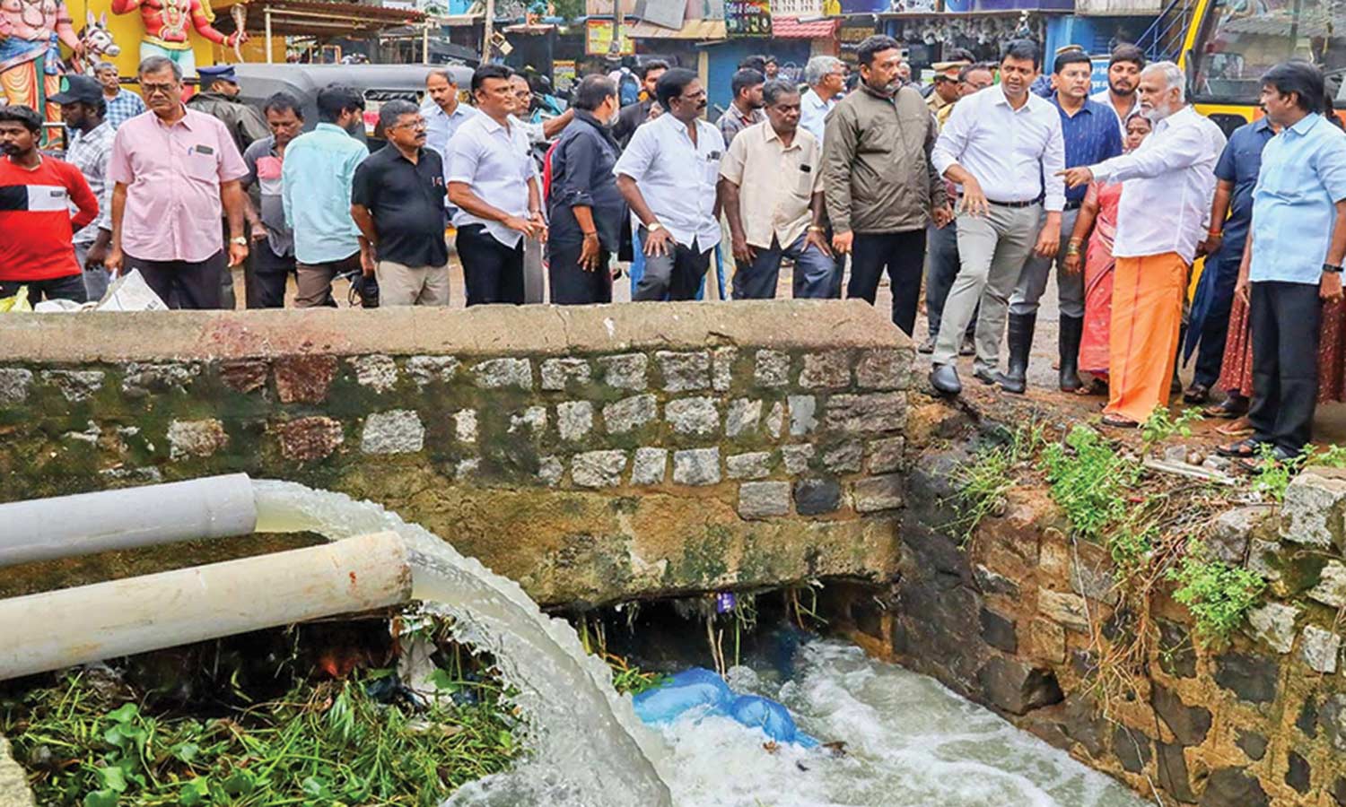 கொளத்தூர் பாலாஜி நகர் பகுதியில் மழைநீர் வெளியேற்றும் பணிகளை அமைச்சர்