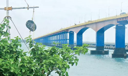 7 துறைமுகங்களில் புயல் எச்சரிக்கை கூண்டு ஏற்றம்