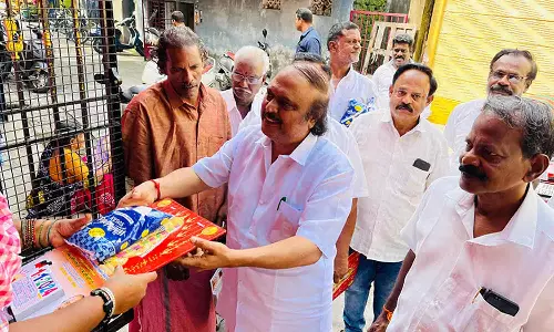 உப்பளம் தொகுதி மக்களுக்கு சர்க்கரை-அனிபால் கென்னடி எம்.எல்.ஏ. வழங்கினார்