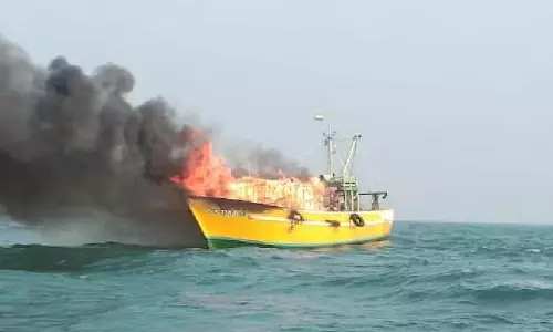 காக்கிநாடா அருகே நடுக்கடலில் படகில் தீ: 11 மீனவர்கள் மீட்பு