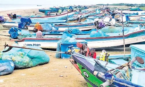 புயல் எச்சரிக்கை எதிரொலி: வேதாரண்யம் மீனவர்கள் 4-வது நாளாக கடலுக்கு செல்லவில்லை