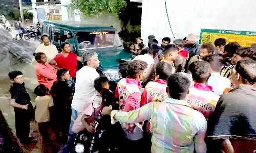 வனத்துறையினர் வாகனத்தை சிறைப்பிடித்து அதிகாரிகளுடன் வாக்குவாதம்