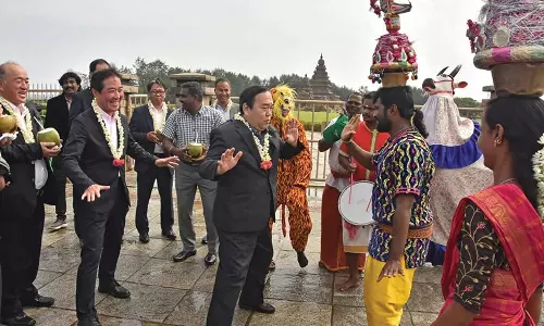 மாமல்லபுரத்தில் மேள தாளத்துடன் ஜப்பான் நாட்டு சபாநாயகர், எம்.பி.க்கள் கரகாட்டம்-குத்தாட்டம் ஆடினர்