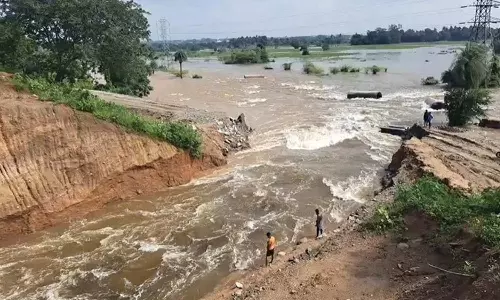 மதுராந்தகம் ஏரி கரையை உடைத்து தண்ணீரை வெளியேற்றிய அதிகாரிகள்