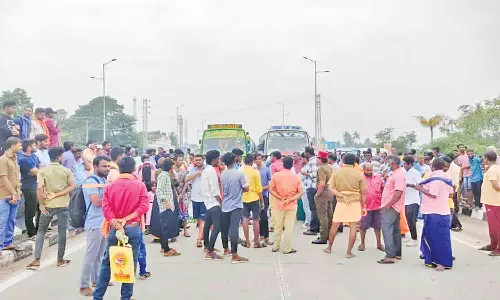 அரியூரில் பொதுமக்கள் சாலை மறியல்
