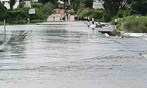 தரைபாலம் நீரில் மூழ்கியதால் போக்குவரத்து தடைப்பட்டது