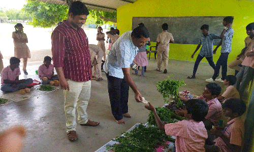 திப்பம்பாளையம் அரசு பள்ளியில் மாதிரி சந்தை அமைத்து அசத்திய மாணவர்கள்