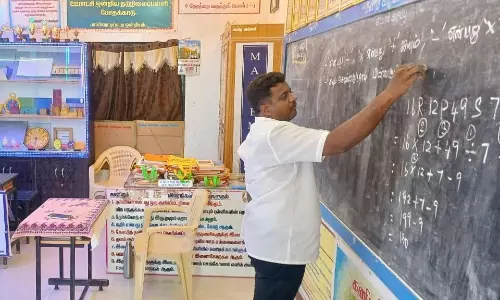 பழங்குடி மாணவர்களின் கல்வித் தரத்தை உயர்த்த உழைக்கும் அரசு பள்ளி ஆசிரியருக்கு குவியும் பாராட்டு