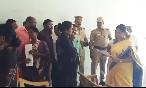 வெடி விபத்தில் உயிரிழந்த இளைஞர்களின் பெற்றோர்களிடம் கலெக்டர் கோரிக்கை மனு பெற்றார்