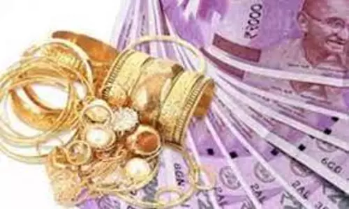 வீட்டின் பூட்டை உடைத்து நகை, பணம் திருடிய 2 பேர் கைது