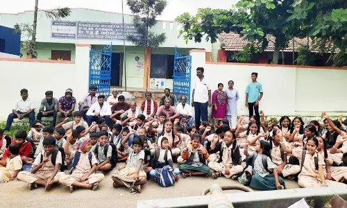 அரசு பள்ளி மாணவர்கள் சாலைமறியல்