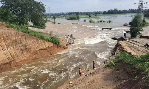 மதுராந்தகம் ஏரி கரையை உடைத்து தண்ணீரை வெளியேற்றிய அதிகாரிகள்