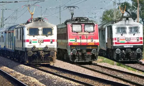 மிச்சாங் புயல் எதிரொலி- நாடு முழுவதும் 142 ரெயில்கள் ரத்து