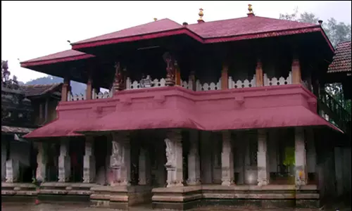 கொல்லூர்  கோவில் அமைப்பு