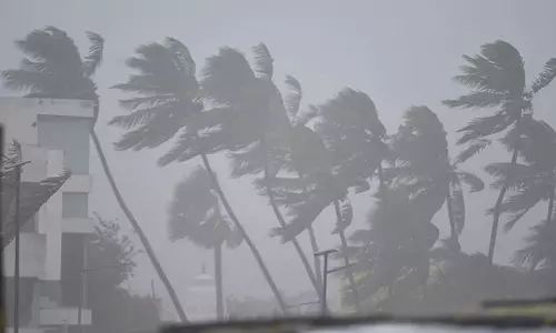 சென்னையில் பலத்த காற்றுடன் கனமழை