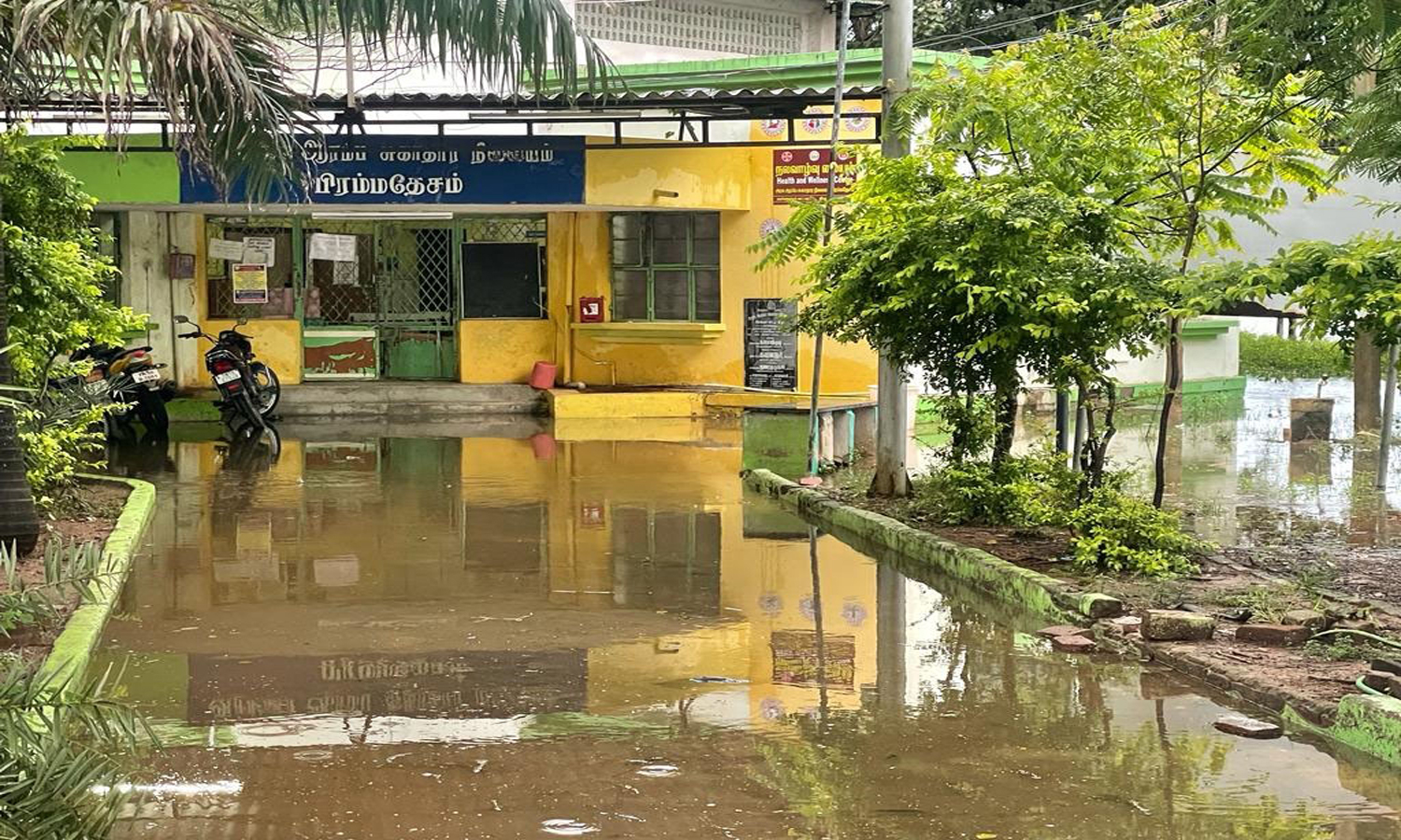 சூழ்ந்து நிற்கும் மழைநீரால்  பிரம்மதேசம் அரசு மருத்துவமனை பூட்டப்பட்டுள்ளது: நோயாளிகள் கடும் அவதி
