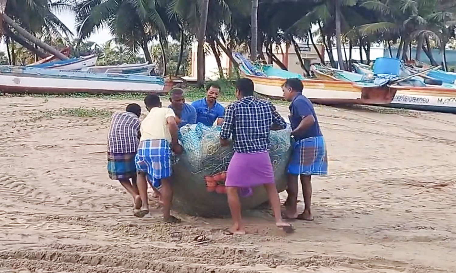 கடலூரில் படகுகளை பாதுகாப்பான இடங்களுக்கு எடுத்துச் சென்ற மீனவர்கள்