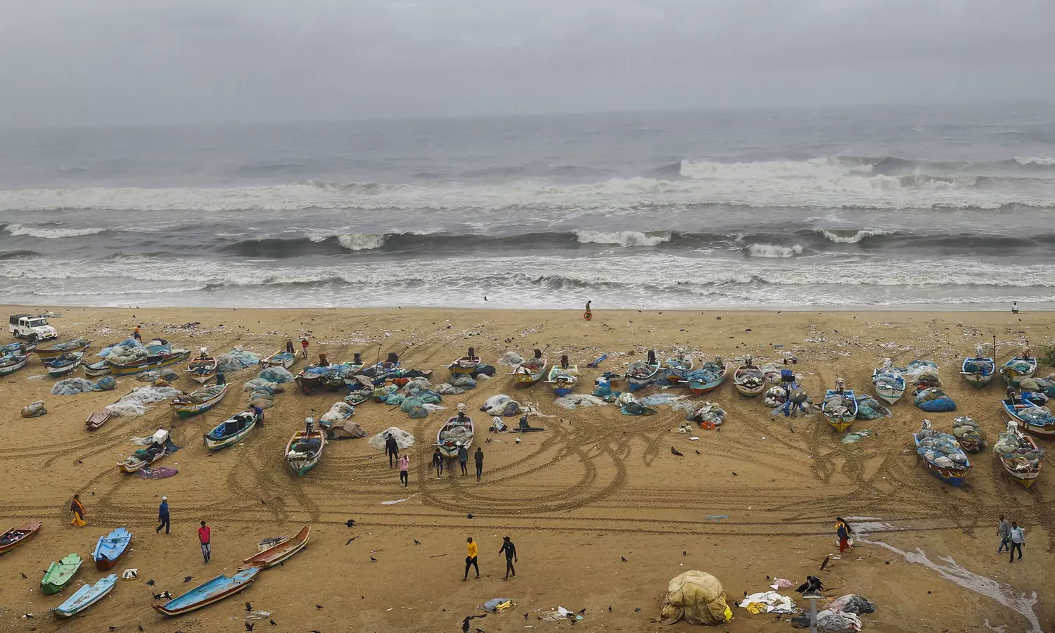 புயல் எச்சரிக்கை எதிரொலி- சென்னை கடற்கரைகளுக்கு செல்ல பொது மக்களுக்கு தடை