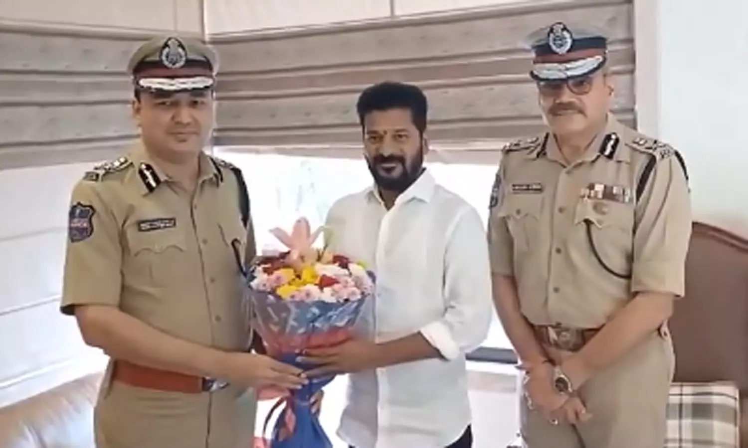 தெலுங்கானாவில் காங்கிரஸ் கட்சி 60-க்கும் மேற்பட்ட... ... ம.பி., ராஜஸ்தான், சத்தீஸ்கரில் பாஜக ஆட்சி- தெலுங்கானாவில் காங்கிரஸ் ஆட்சி: லைவ் அப்டேட்ஸ் தெலுங்கானாவில் காங்கிரஸ் கட்சி 60-க்கும் மேற்பட்ட... ... ம.பி., ராஜஸ்தான், சத்தீஸ்கரில் பாஜக ஆட்சி- தெலுங்கானாவில் காங்கிரஸ் ஆட்சி: லைவ் அப்டேட்ஸ்