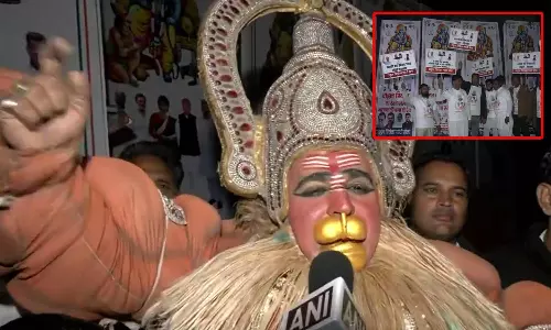 ஸ்ரீராமர் போஸ்டர், ஹனுமான் வேடம்: டெல்லி காங்கிரஸ் அலுவலகம் முன் குவிந்த தொண்டர்கள்