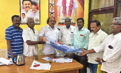 மழையால் பாதிக்கப்பட்ட வீடுகளுக்கு தார்பாய்