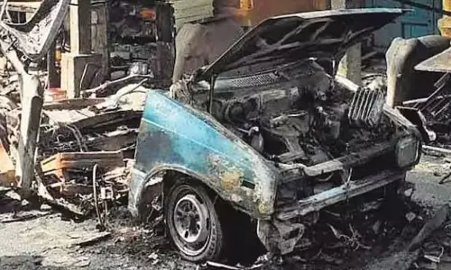 கார் குண்டு வெடிப்பு வழக்கு: காவலில் எடுத்த 2 பேரை கோவை அழைத்து வந்து விசாரணை