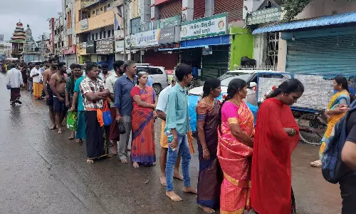 அருணாசலேஸ்வரர் கோவிலில் அலைமோதும் பக்தர்கள் கூட்டம்: நீண்ட வரிசையில் காத்திருந்து தரிசனம்
