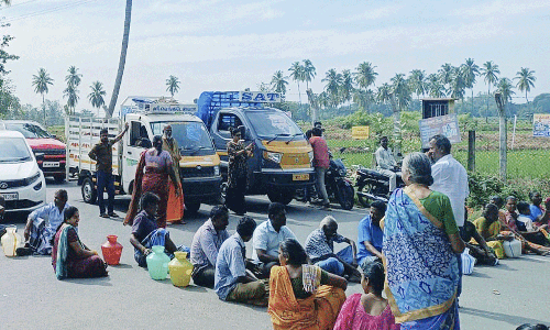 குடிநீர் கேட்டு பொதுமக்கள் காலிக்குடங்களுடன் சாலை மறியல்