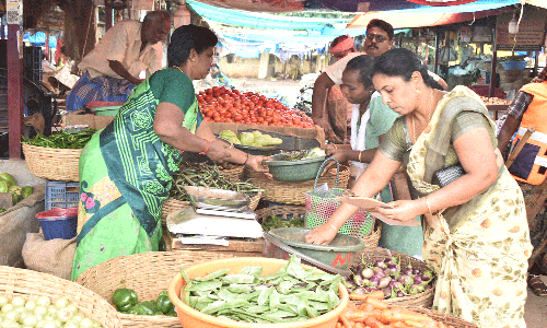 ஈரோடு வ.உ.சி மார்க்கெட்டில் காய்கறி வரத்து குறைந்தது