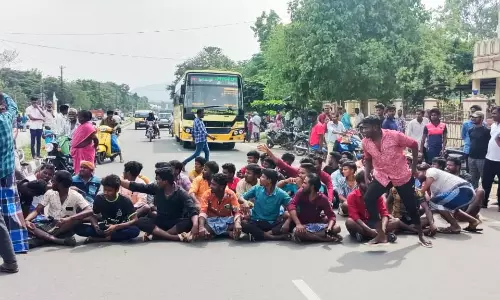 கல்லூரி மாணவர் சாவில் சந்தேகம் இருப்பதாக கூறி உறவினர்கள் சாலை மறியல்